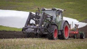 I ett år skal 15 traktorer kjøres på fornybar diesel. Målet er å gjøre landbruket mer klimavennlig.
