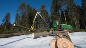 Det var rekordhøy hogst i Norge i 2018. Siden 2014 er det bevilget ¾ milliarder kroner til skogsveier og tømmerkaier.