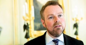 Næringsminister Torbjørn Røe Isaksen (H) vil sikre at den norske treindustrien fortsatt får fritak for elavgift. Avgjørelsen blir tatt i Brussel.