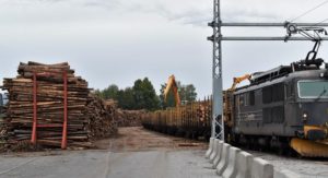 Skognæringen sparer både minutter og millioner på at jernbanen er elektrifisert mellom Hønefoss stasjon og Follum tømmerterminal.