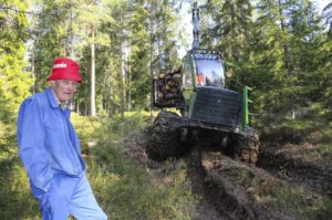 Skogeier Kåre Homble har anmeldt Viken skog for kjøreskader i et område som er tenkt som naturreservat. Nå krever han millionerstatning.