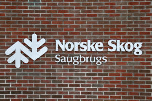 Papirkonsernet Norske Skog vender tilbake til Oslo Børs på fredag etter at selskapet gikk av børsen i forbindelsen med konkursen for to år siden.
