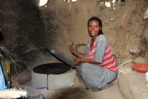 Ny ovn: Ehtnesh har fått ny ovn på kjøkkenet. Nå sparer hun tid på vedsanking og dessuten slipper hun å bli røykforgiftet i eget hjem når hun lager mat til mannen sin og de to barna deres. Foto: Line Venn