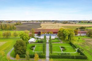Landbruksdepartementets salg av ærverdige Staur gård i Stange til Oslo-advokaten Ola Haugen kan være i strid med konsesjonsloven. Nå kan kommunen vedta millioner i priskutt.