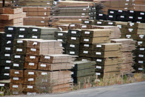 TILBUD OG ETTERSPØRSEL: Etterspørselen etter trelast er god, men lagrene er for tiden fulle og alle tømmeraktørene har redusert prisene til skogeier.