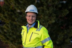 Lars Storslett (40) får utvidet ansvarsområde i Moelven. Han får hovedansvaret for virkesforsyningen, fiberomsetningen og utviklingen av bioenergi for hele Moelven-konsernet.