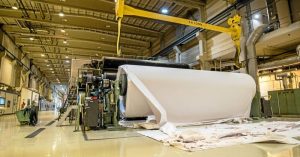 Produksjonen på to papirmaskiner på Saugbrugs i Halden er stoppet, mens Tasman-fabrikken i New Zealand er stoppet helt opp.