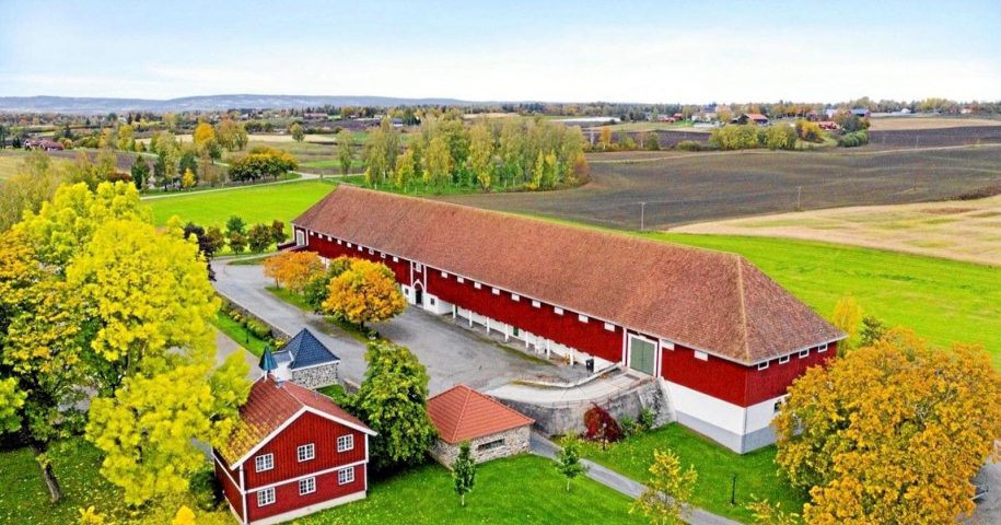 Staur Gård i Stange. Foto: Tegneby & Grønnerød Landbruksmegling