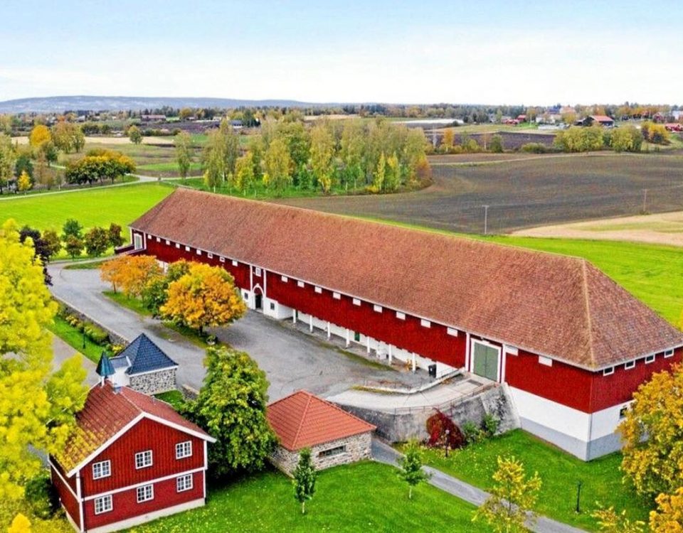 Staur Gård i Stange. Foto: Tegneby & Grønnerød Landbruksmegling