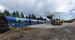 Frakt av flis fra sagbruk i Lillehammer-området har i flere år gått med vogntog på veien til treforedlingsindustri i Halden. Nå byttes bilene ut med tog, skriver Treindustrien i en pressemelding.