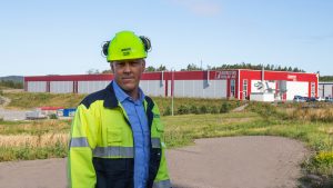 Bergene Holm AS er Norges nest største trelastprodusent, med 3 av 7 fabrikker i Glåmdalen. Konsernet forbruker årlig omtrent 1,1 millioner kbm med sagtømmer (25 000 vogntog), til en verdi av omtrent 700 MNOK til norske skogeiere. Vi har satt produksjonsrekord de siste 6 år. Våre to sagbruk på Kirkenær/Grue og Brandval/Kongsvinger bruker årlig omtrent 425 000 kbm sagtømmer.