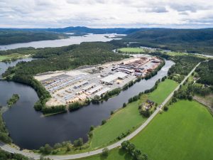 Bergene Holm AS investerer ytterligere 50 millioner kroner i avdeling Nidarå på Simonstad i Åmli og passerer dermed 350 millioner kroner investert i sagbruket de siste 10 årene. Investeringen er en av de siste i en storstilt vekstsatsing for sagbruket og vil skape flere arbeidsplasser i regionen.