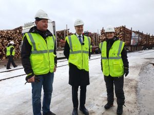 Tømmerterminal Hauerseter ble åpnet av samferdselsminister Jon-Ivar Nygård onsdag 19. januar.